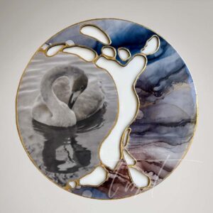 Maalaus joutsenesta ja sen heijastuksesta vedessä